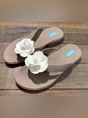 Oka-B flowered thong sandals, medium (7-8)